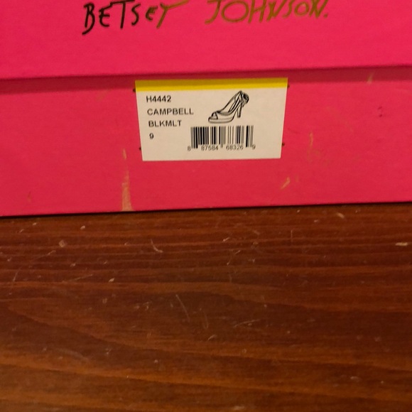 Betsy Johnson peep toe pumps in patent size 9 - Picture 8 of 8